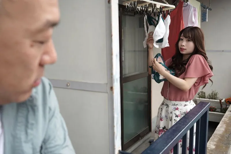 Gã nhà đối diện chuyên soi mói và cặp cô vợ chồng yêu thường xuyên rên la quá to