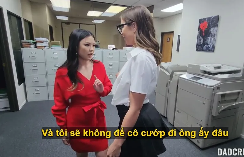 Bố dượng trúng độc đắc quan hệ cùng lúc cục cưng và em trợ lý riêng