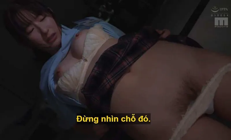 Sếp lớn đang mưu tính "xử đẹp" cô nàng nhân viên kiêu kỳ lười nhác, suốt ngày chỉ chăm chăm tán gẫu tin nhắn với người yêu.